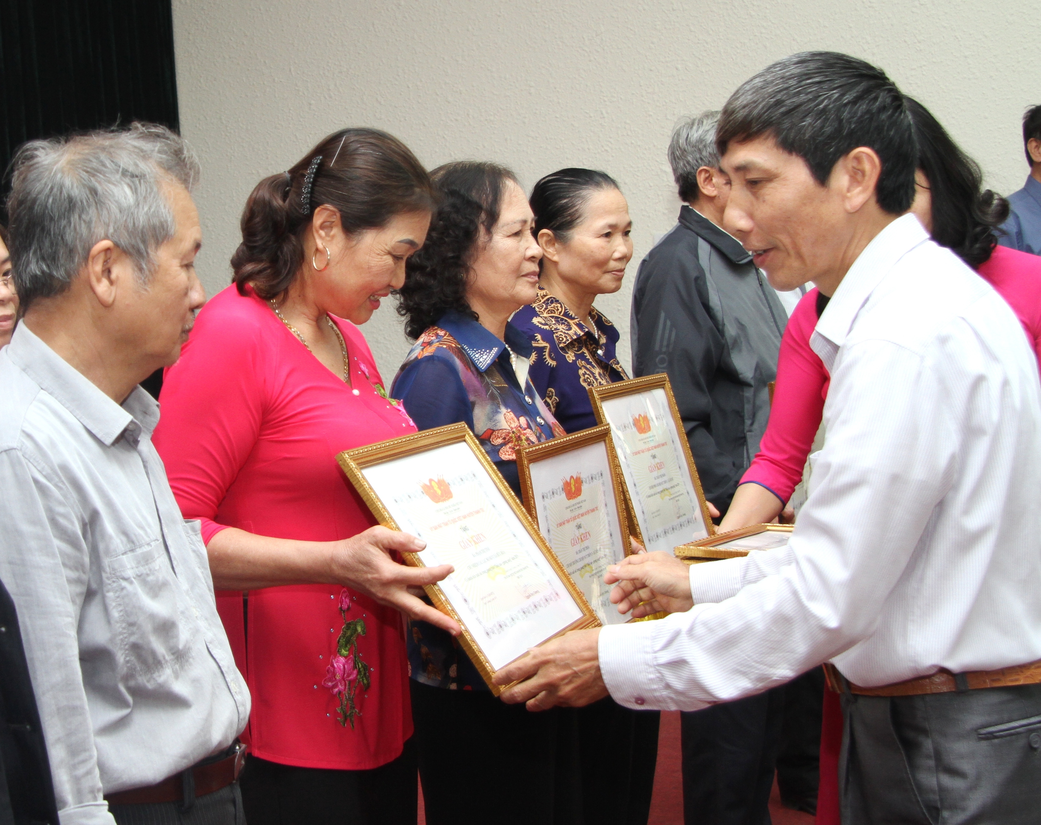 Khen thưởng c&aacute;c tập thể, c&aacute; nh&acirc;n xuất sắc