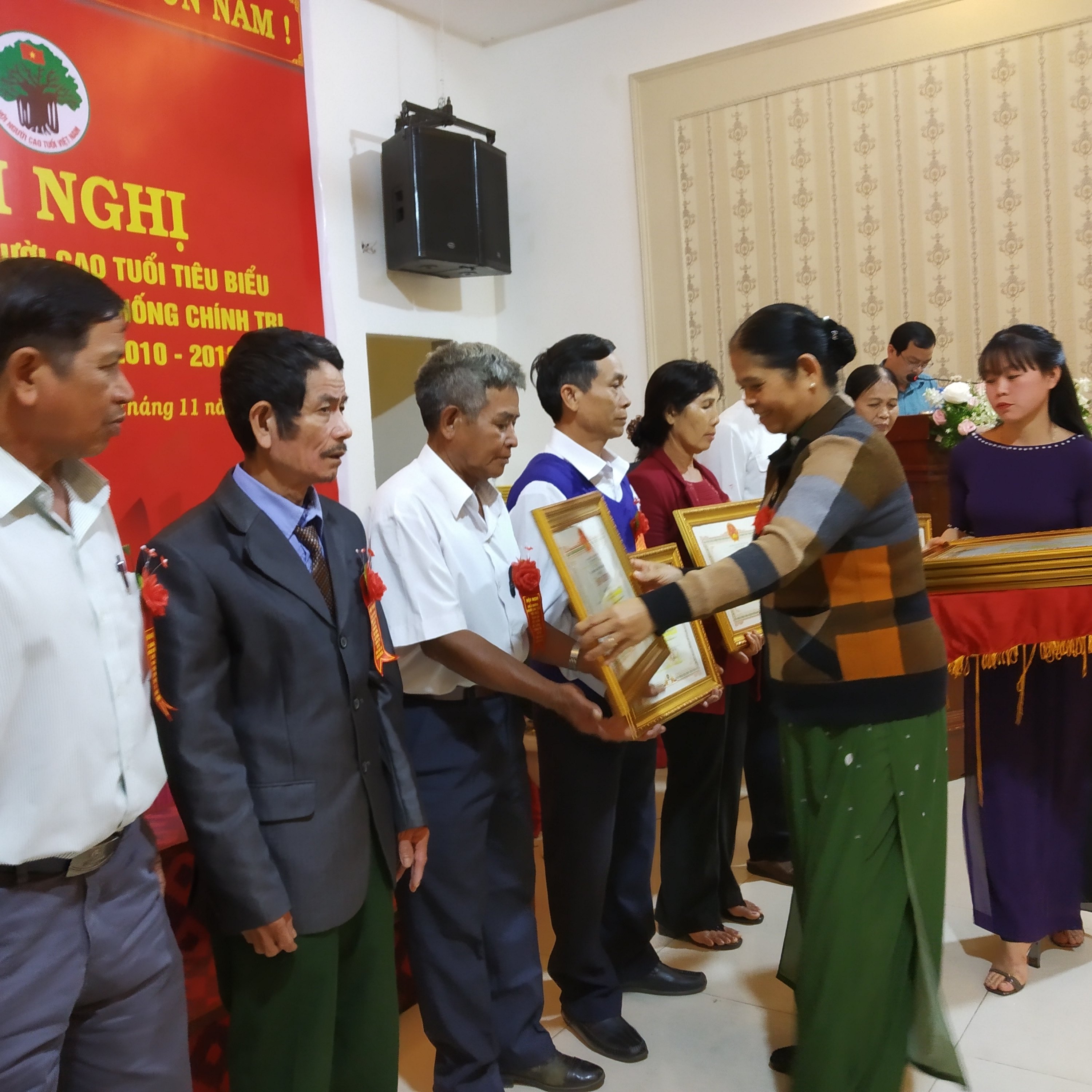 Khen thưởng c&aacute;c c&aacute; nh&acirc;n xuất sắc