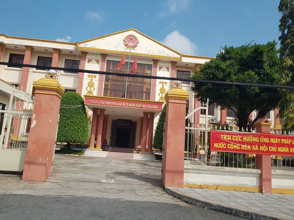 T&ograve;a &aacute;n tỉnh Ki&ecirc;n Giang ra quyết định ho&atilde;n phi&ecirc;n t&ograve;a v&igrave; kh&ocirc;ng c&oacute; gi&aacute;m định vi&ecirc;n li&ecirc;n quan đến bản gi&aacute;m định