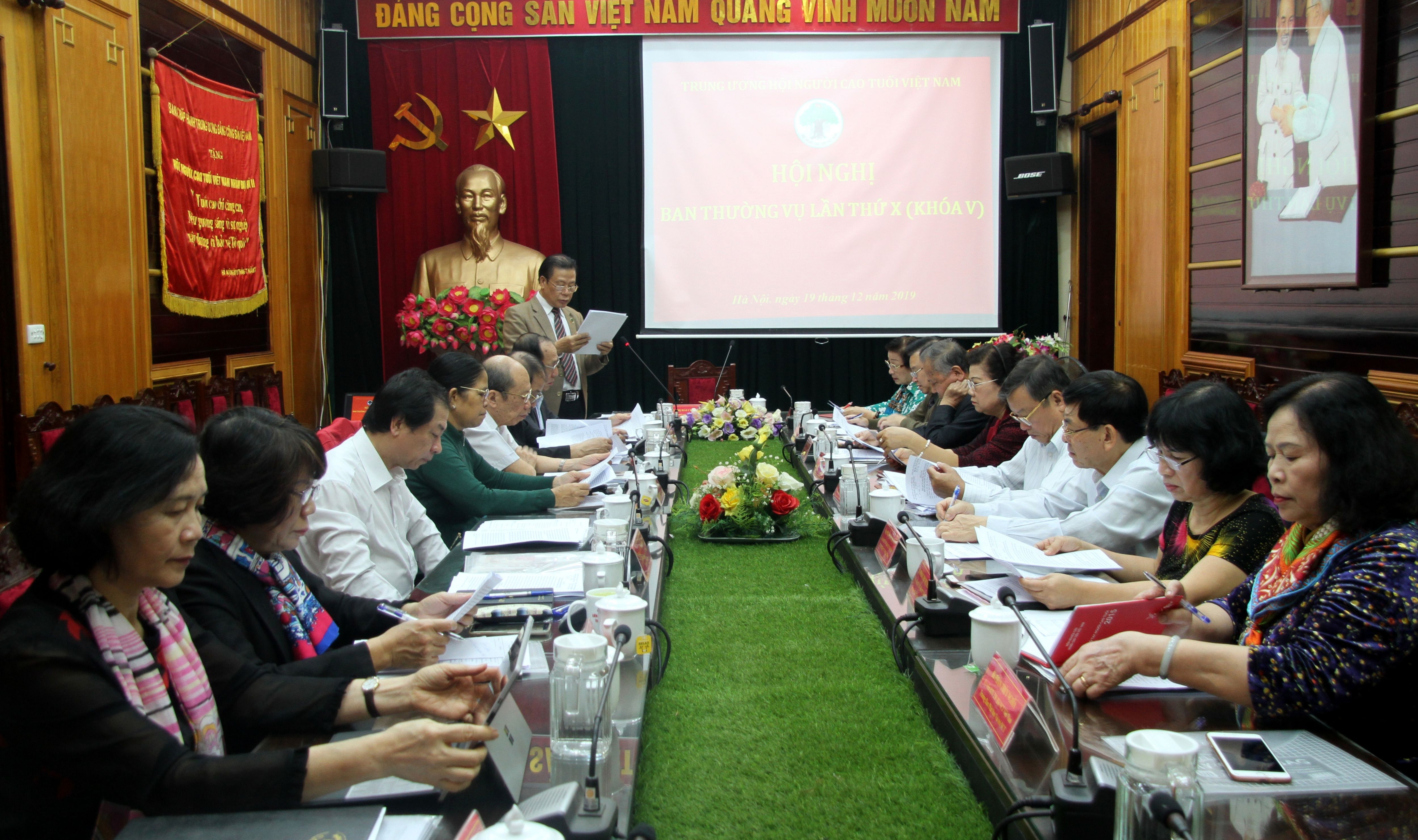 Ph&oacute; Chủ tịch Thường trực Đ&agrave;m Hữu Đắc th&ocirc;ng qua b&aacute;o c&aacute;o kết quả giữa nhiệm k&igrave;