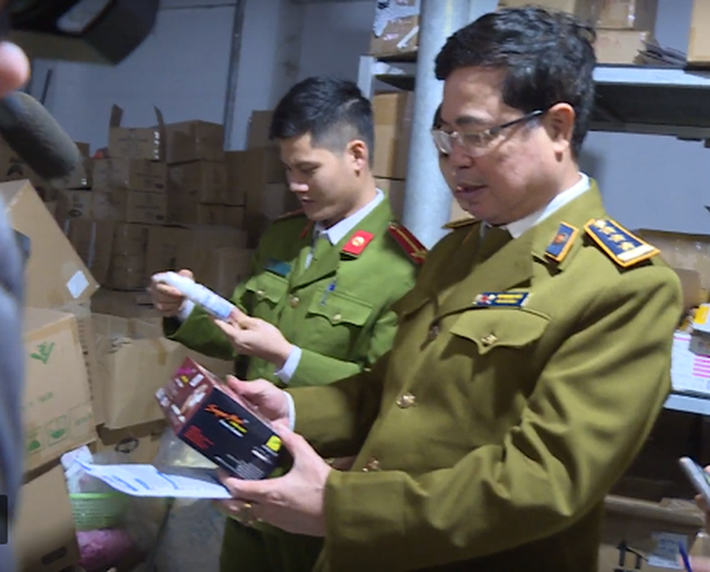 Lực lượng chức năng kiểm tra kho chứa h&agrave;ng.