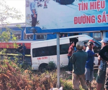 Ôtô va chạm tàu hỏa khiến 5 người bị thương