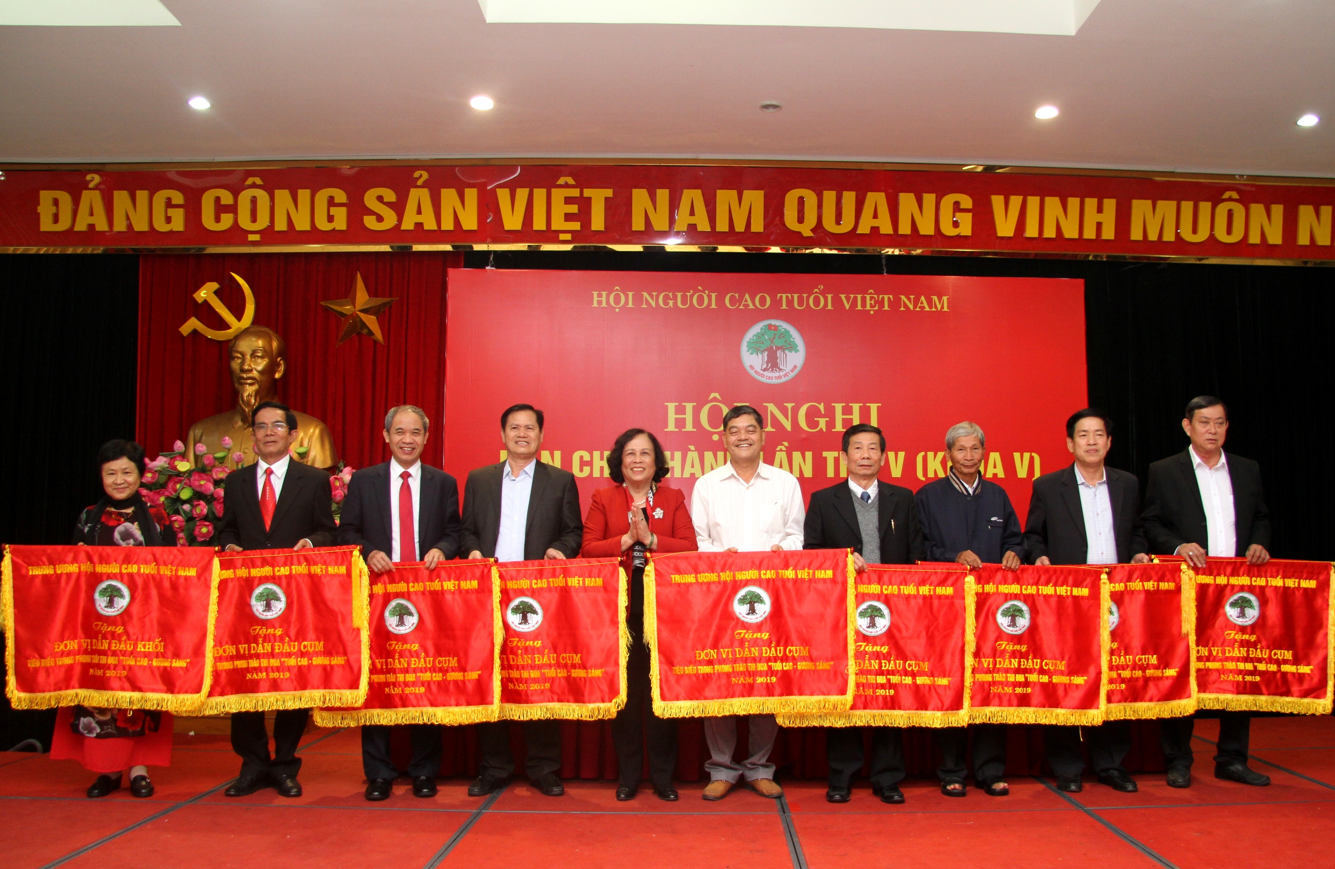 10 đơn vị dẫn đầu Cụm Khối được nhận Cờ của TW Hội