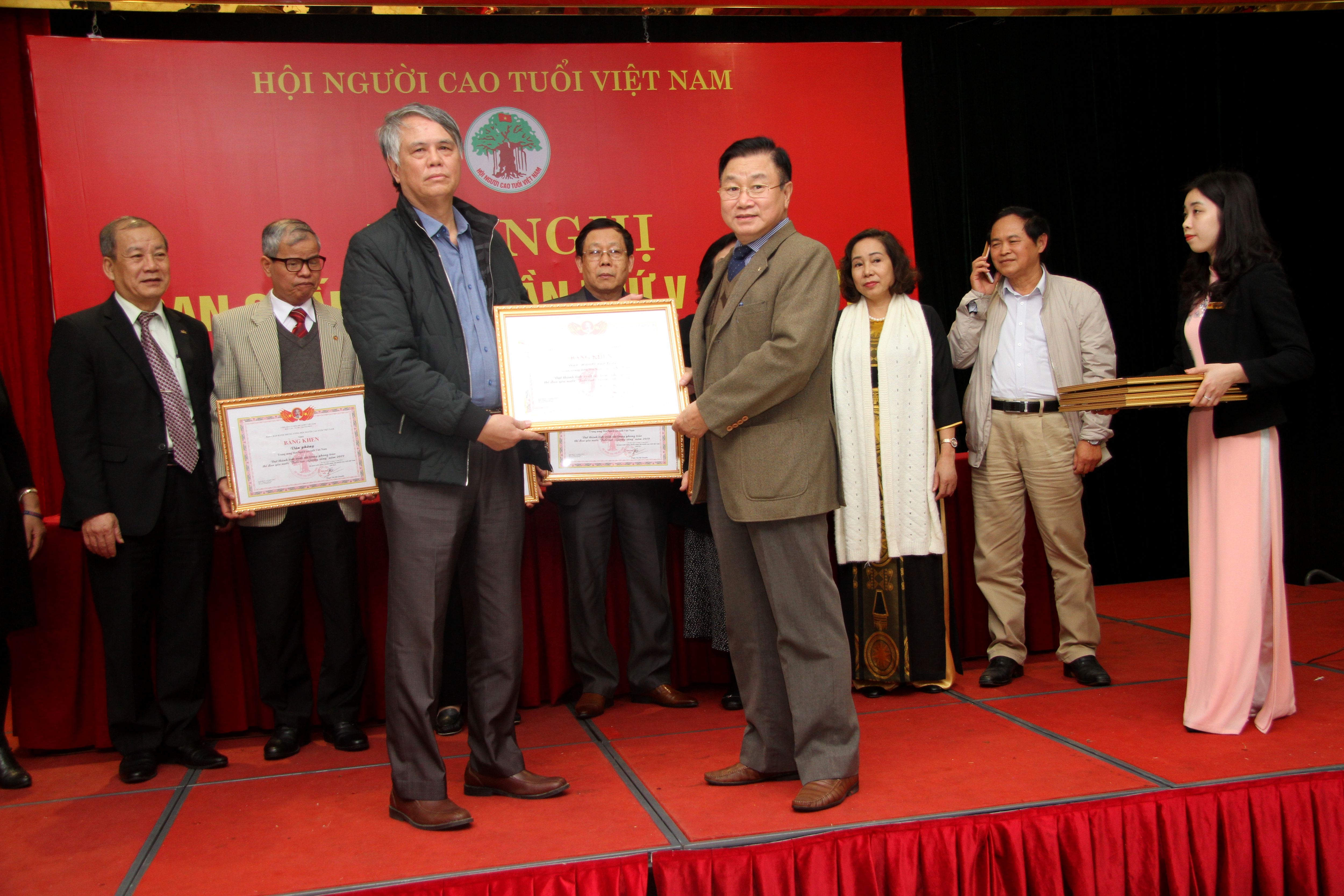 Ph&oacute; Chủ tịch Ng&ocirc; Trọng Vịnh trao Bằng khen TW Hội cho c&aacute;c đơn vị xuất sắc