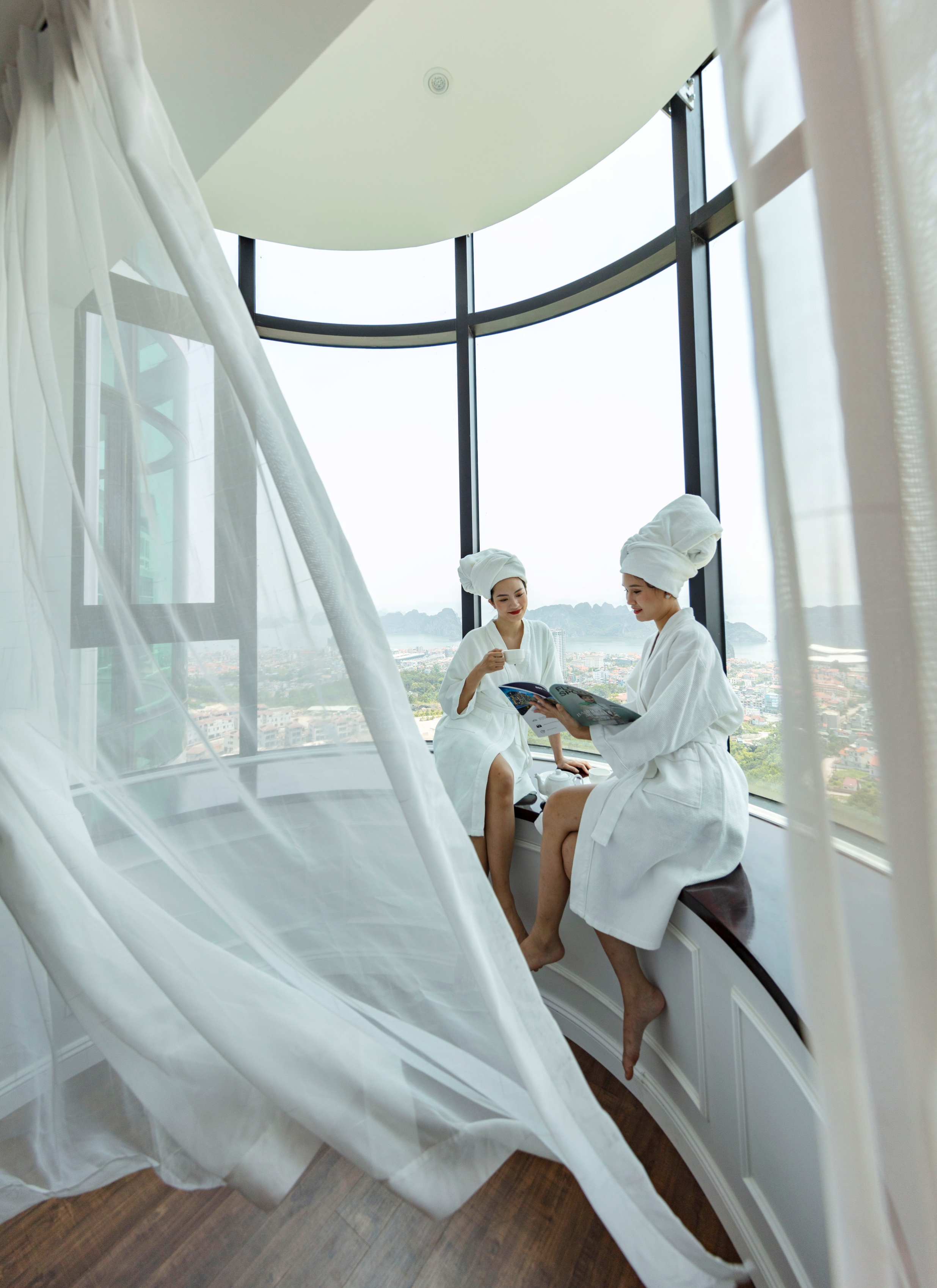 Mùa lễ hội 2019, check – in ô cửa sổ khổng lồ cực ảo tại khách sạn view cao nhất Hạ Long