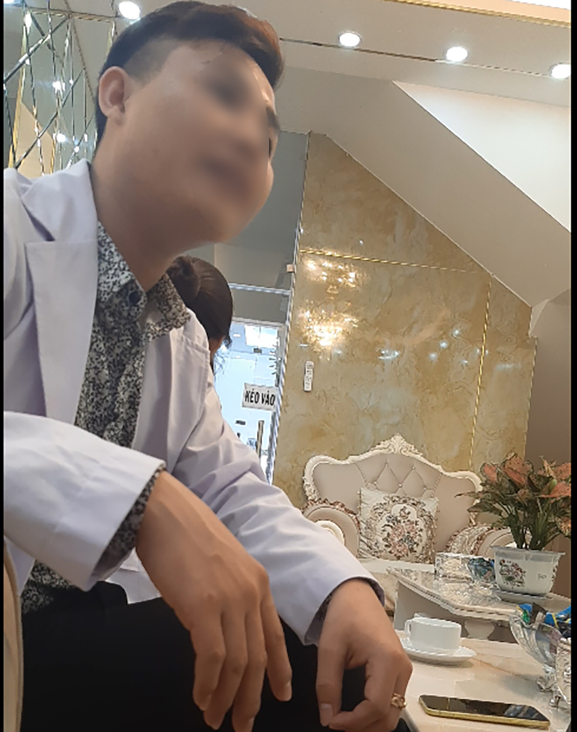 Người đ&agrave;n &ocirc;ng tư xưng l&agrave; b&aacute;c sĩ đang tư vấn cho ph&oacute;ng vi&ecirc;n về phương ph&aacute;p giảm mỡ v&agrave; phẫu thuật n&acirc;ng mũi
