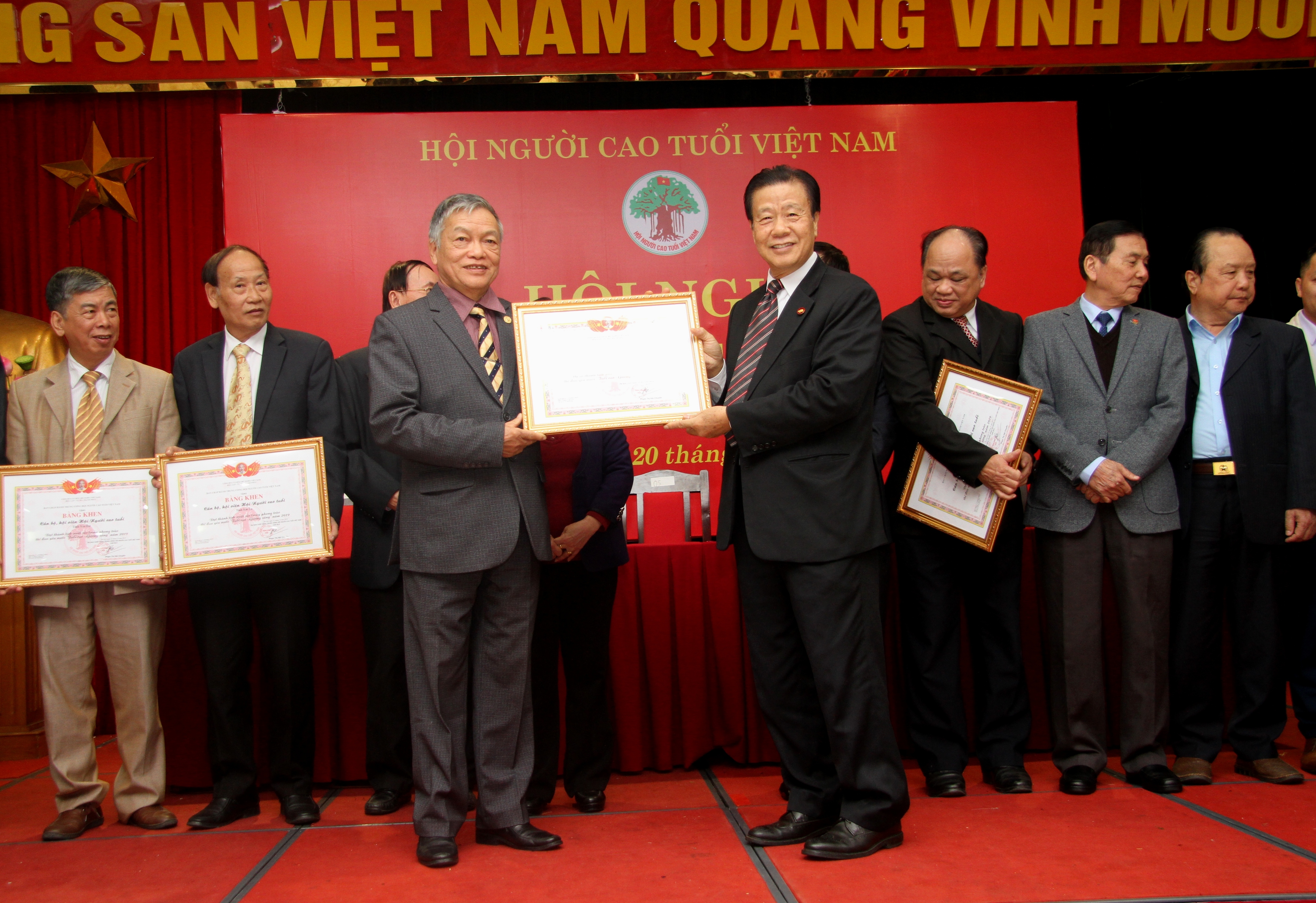 Ph&oacute; Chủ tịch Thường trực Đ&agrave;m Hữu Đắc trao Bằng khen TW Hội cho c&aacute;c đơn vị xuất sắc