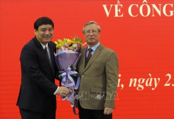 Đồng ch&iacute; Trần Quốc Vượng, Ủy vi&ecirc;n Bộ Ch&iacute;nh trị, Thường trực Ban b&iacute; thư Trung ương Đảng tặng hoa ch&uacute;c mừng đồng ch&iacute; Nguyễn Đắc Vinh. Ảnh: Văn Điệp/TTXVN