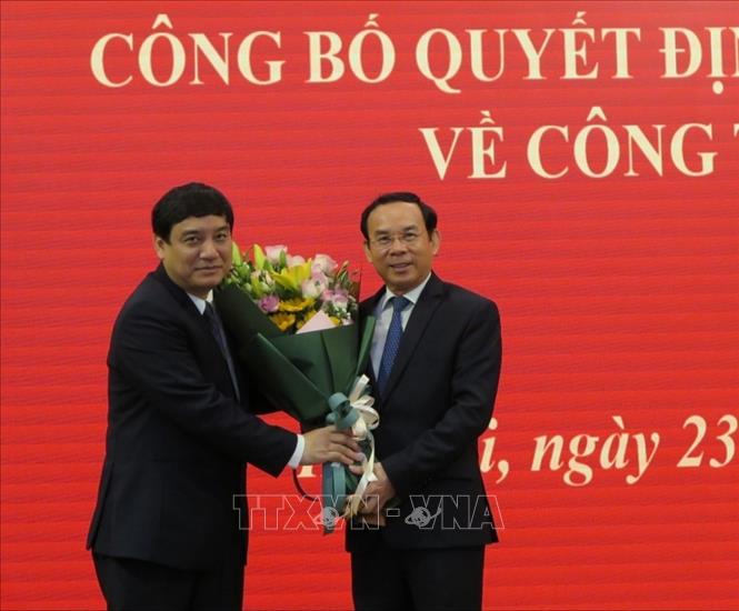 Đồng ch&iacute; Nguyễn Văn N&ecirc;n, B&iacute; thư Trung ương Đảng, Ch&aacute;nh Văn ph&ograve;ng Trung ương Đảng tặng hoa ch&uacute;c mừng đồng ch&iacute; Nguyễn Đắc Vinh. Ảnh: Văn Điệp/TTXVN
