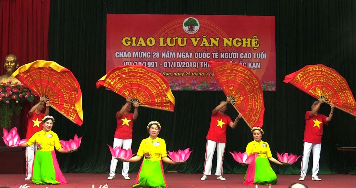 Tiết mục văn nghệ của NCT tỉnh Bắc Kạn. Ảnh IT