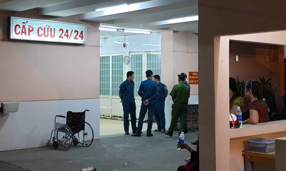Lực lượng chức năng đang làm rõ vụ người đàn ông dùng súng tự sát tại bệnh viện Trưng Vương.