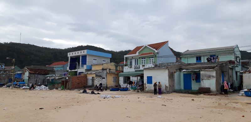 Những ng&ocirc;i nh&agrave; nh&igrave;n ra biển ở x&atilde; Nhơn Hải