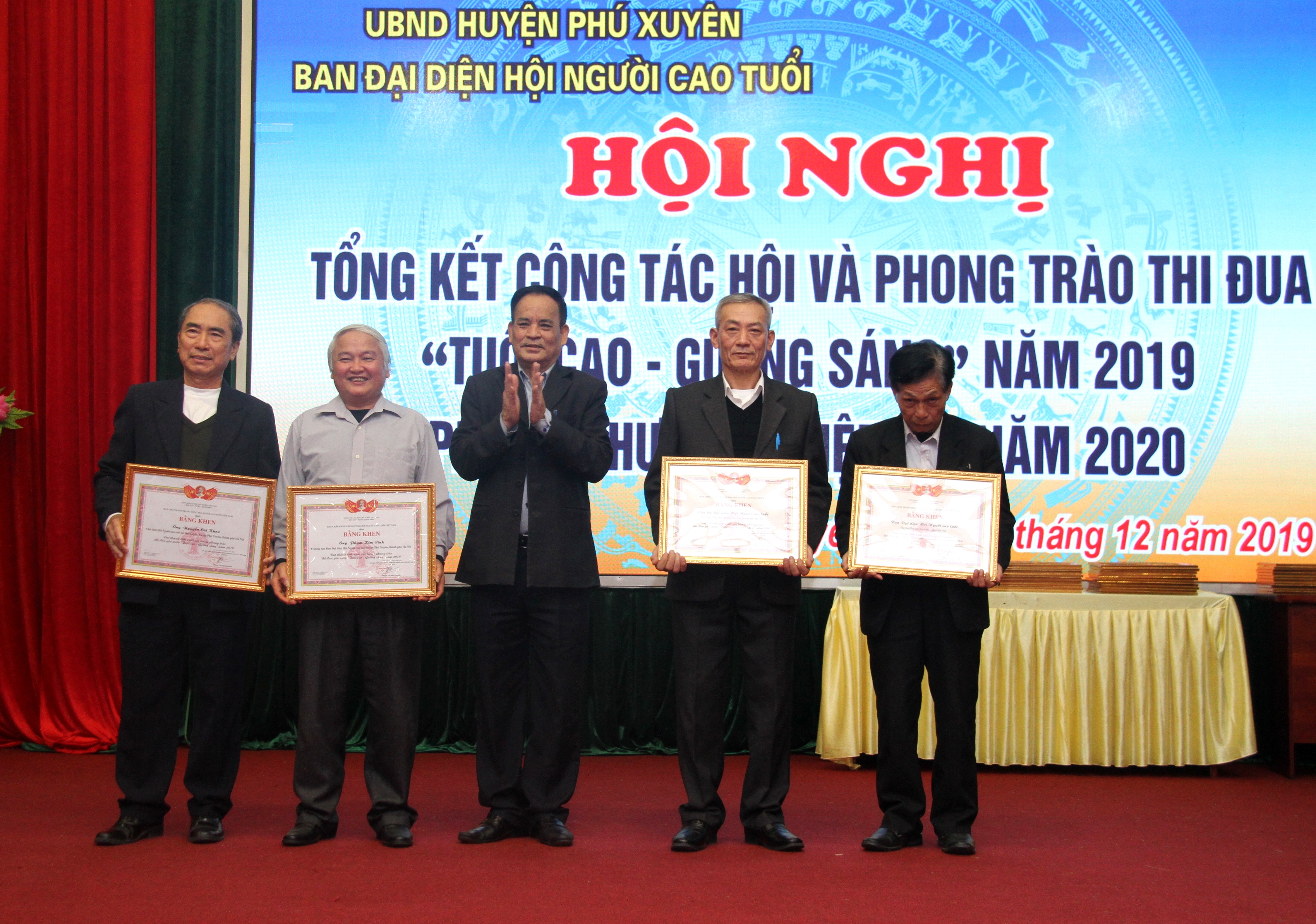 Khen thưởng c&aacute;c tập thể, c&aacute; nh&acirc;n xuất sắc