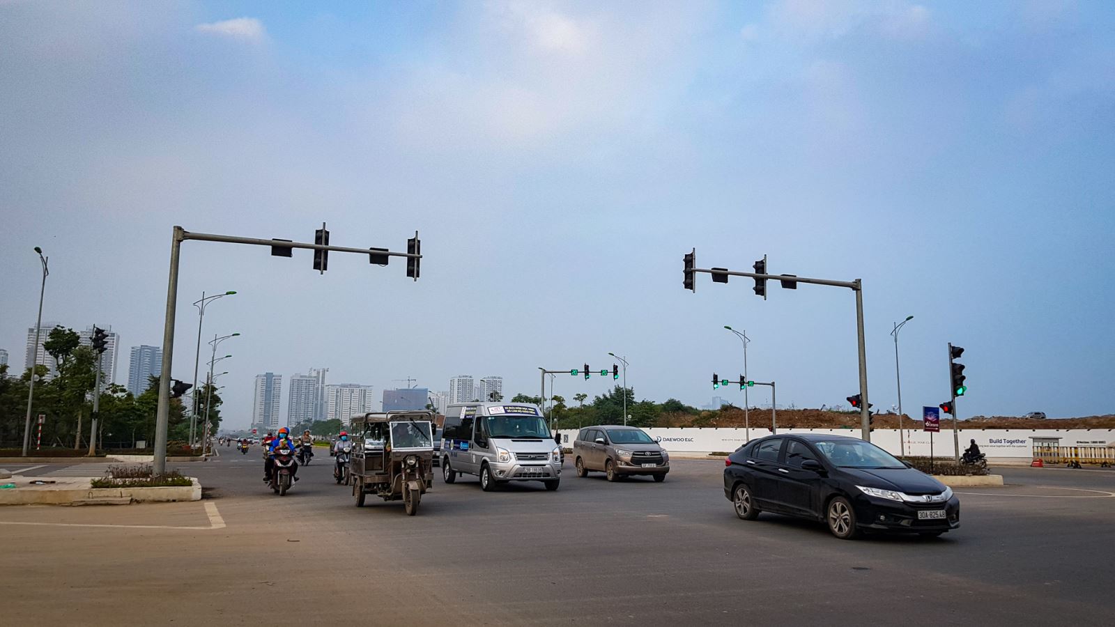 Sau 2 th&aacute;ng th&ocirc;ng xe to&agrave;n tuyến, đường Nguyễn Văn Huy&ecirc;n k&eacute;o d&agrave;i g&oacute;p phần giảm tải cho n&uacute;t giao Ho&agrave;ng Quốc Việt - Bưởi.