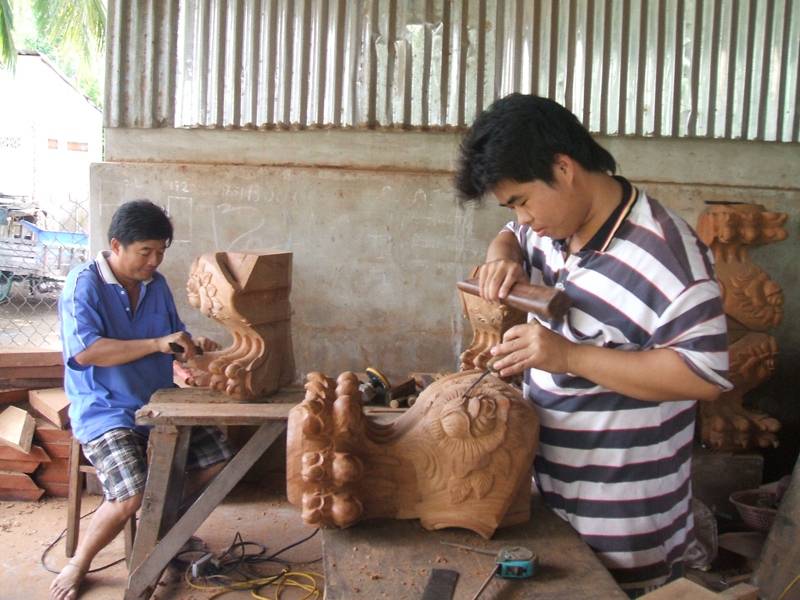 Nghệ nh&acirc;n trạm khắc gỗ