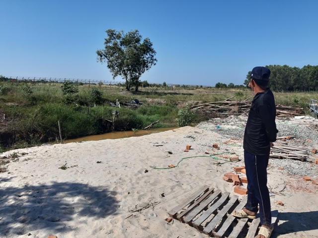 &Ocirc;ng Nguyễn Quốc Sơn chỉ cho ph&oacute;ng vi&ecirc;n khu vực r&agrave;o bảo vệ s&acirc;n bay, c&aacute;ch khu đất c&aacute;c hộ đang sử dụng kh&aacute; xa