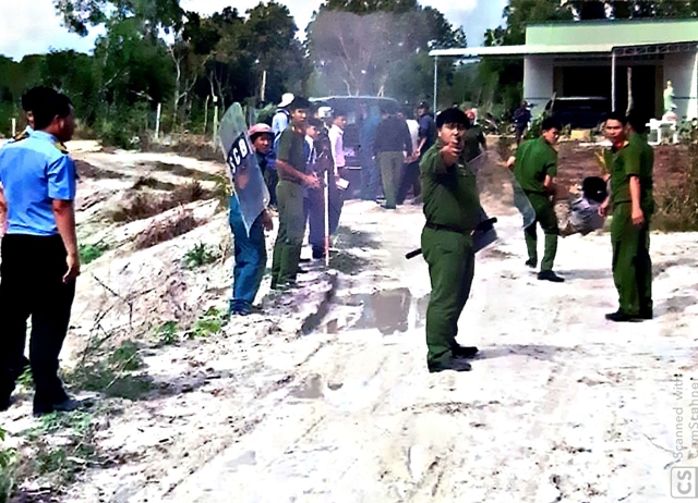 C&aacute;n bộ c&ocirc;ng an được cho l&agrave; giơ s&uacute;ng chấn &aacute;p kh&ocirc;ng cho người d&acirc;n ghi h&igrave;nh, chụp ảnh buổi cưỡng chế đo đạc đất gia đ&igrave;nh &ocirc;ng Nguyễn Văn Diền