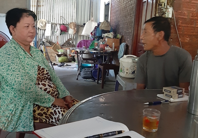 &Ocirc;ng Nguyễn Trọng L&yacute;, b&agrave; Nguyễn Thị &Uacute;t tr&igrave;nh b&agrave;y với ph&oacute;ng vi&ecirc;n trường hợp đất của gia đ&igrave;nh