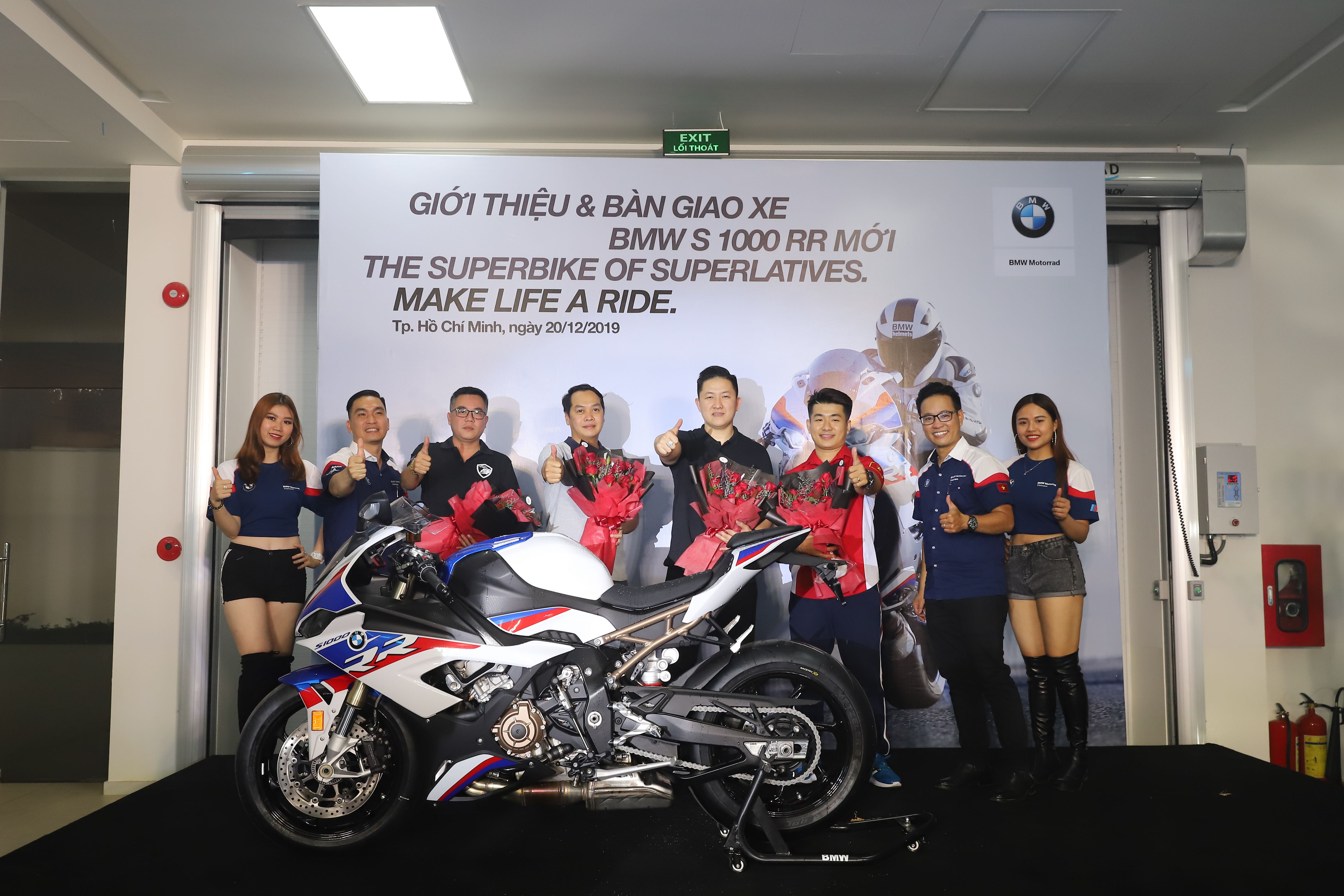 sự kiện ra mắt v&agrave; b&agrave;n giao m&ocirc; t&ocirc; BMW S 1000 RR ho&agrave;n to&agrave;n mới được tổ chức tại hệ thống Showroom của BMW Motorrad tại TPHCM v&agrave; H&agrave; Nội
