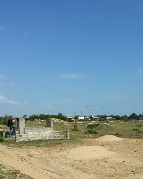 &Ocirc;ng Nguyễn Thanh Sơn cho biết, thửa rừng ph&ograve;ng hộ cũ của &ocirc;ng gi&aacute;p ng&ocirc;i mộ n&agrave;y, c&aacute;ch rất xa hai căn nh&agrave; bị cưỡng chế. Chủ tịch UBND phường v&agrave; hai cấp T&ograve;a bảo l&agrave; b&agrave; T&acirc;m lấn chiếm thửa đất n&agrave;y để l&agrave;m nh&agrave; l&agrave; sai