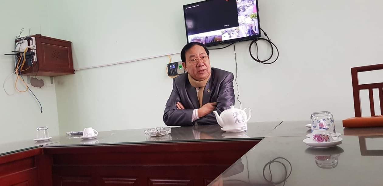 &Ocirc;ng Phan Minh Đồng, đại diện chủ đầu tư trao đổi với ph&oacute;ng vi&ecirc;n