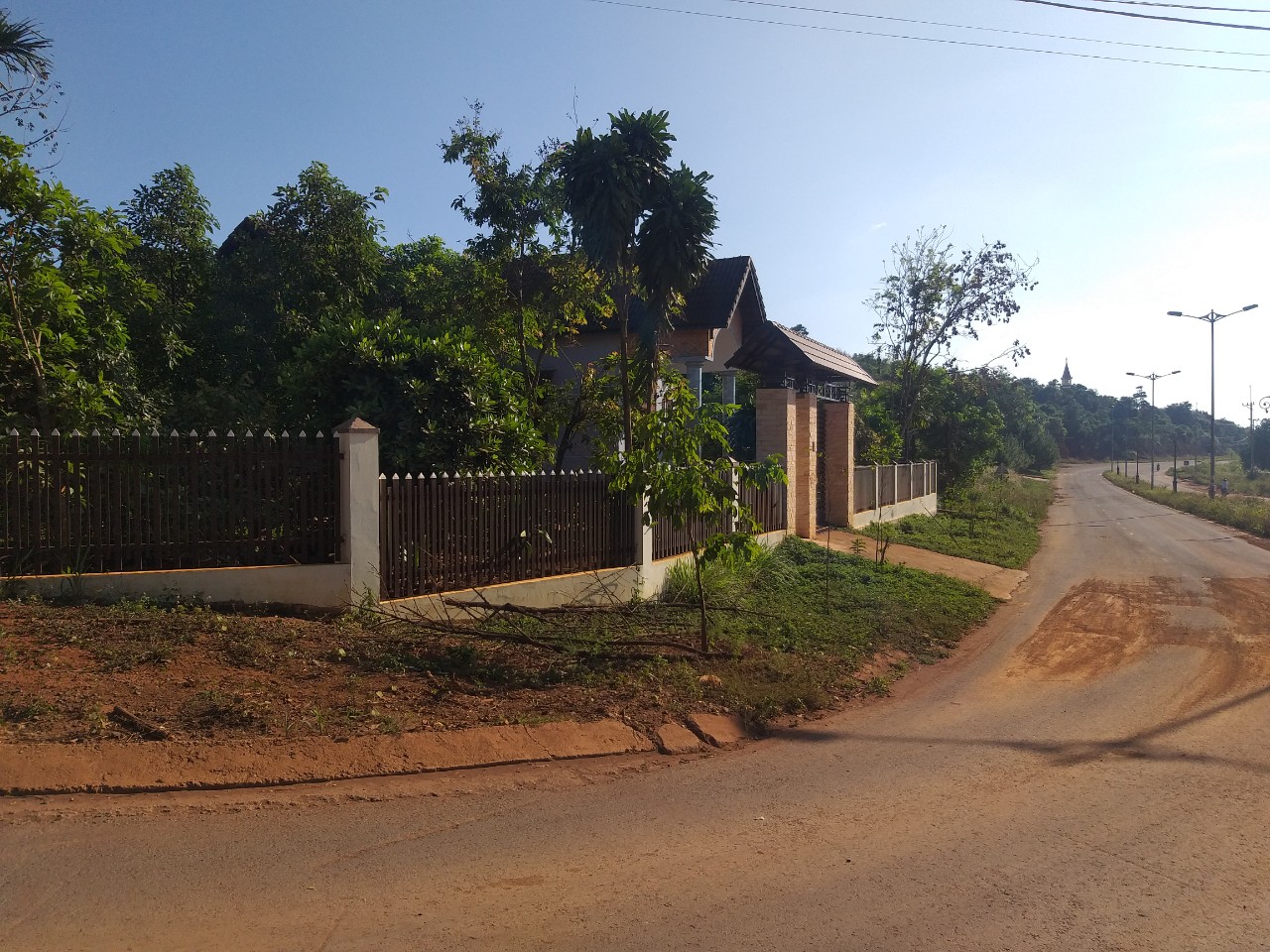 &Ocirc;ng Ng&ocirc; Minh Nhật cố t&igrave;nh x&acirc;y dựng cổng, tường r&agrave;o tr&aacute;i ph&eacute;p tr&ecirc;n đất dự &aacute;n.