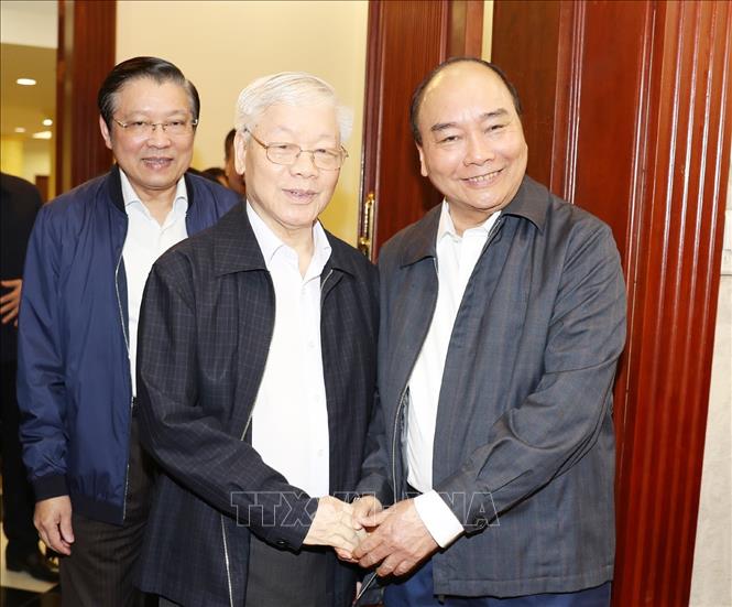 Tổng B&iacute; thư, Chủ tịch nước Nguyễn Ph&uacute; Trọng v&agrave; Thủ tướng Nguyễn Xu&acirc;n Ph&uacute;c dự cuộc họp. Ảnh: Tr&iacute; Dũng/TTXVN