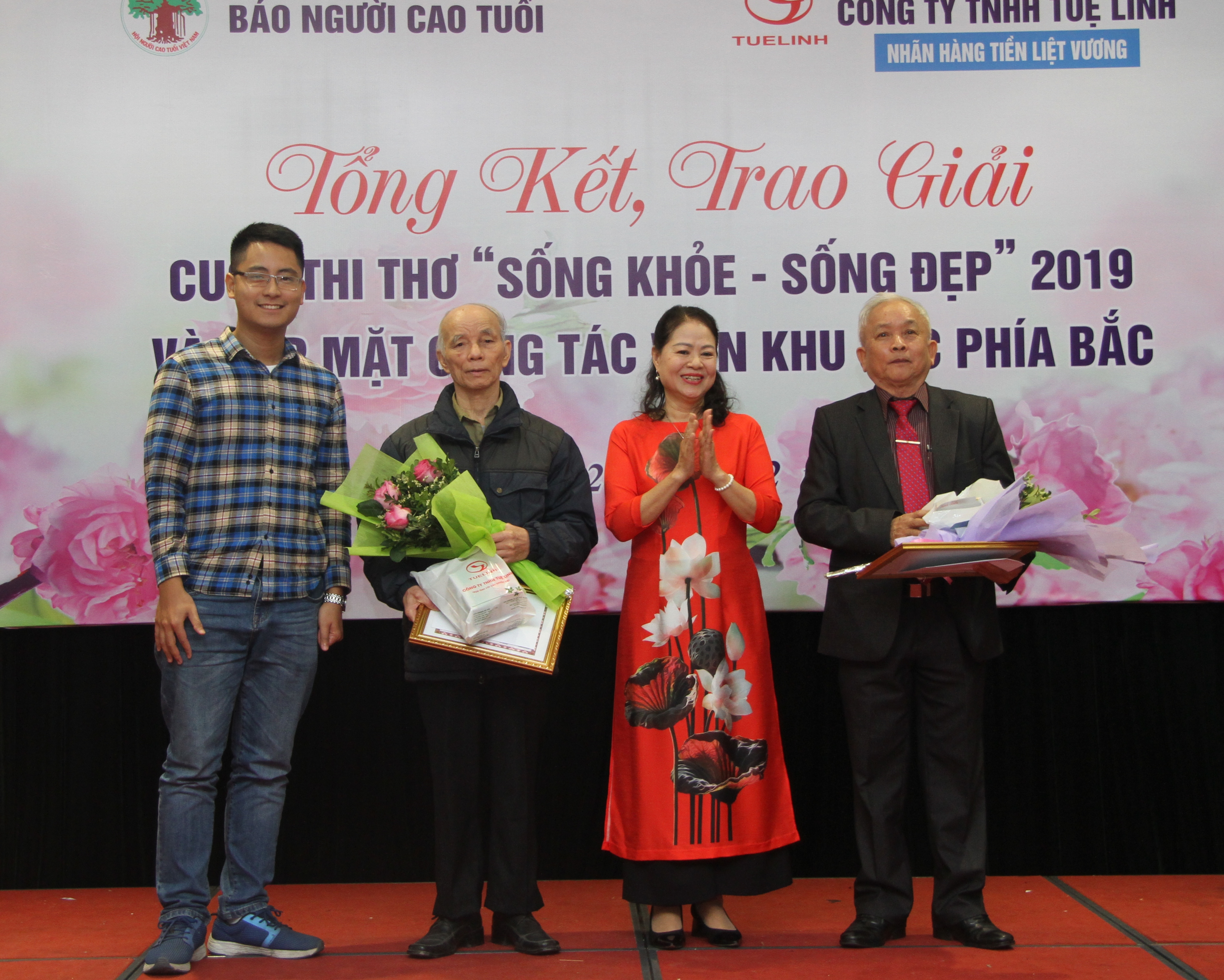 Ph&oacute; Tổng bi&ecirc;n tập Nguyễn Thị Kim Thoa trao thưởng cho c&aacute;c t&aacute;c giả đạt giải Ba