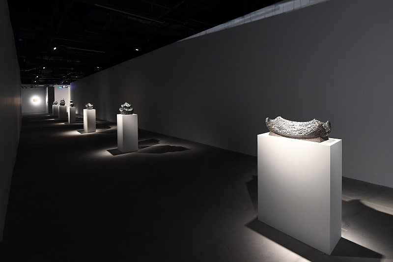 C&aacute;c t&aacute;c phẩm đi&ecirc;u khắc l&agrave;m bằng đ&aacute; đen của nghệ sĩ Lương Trịnh.