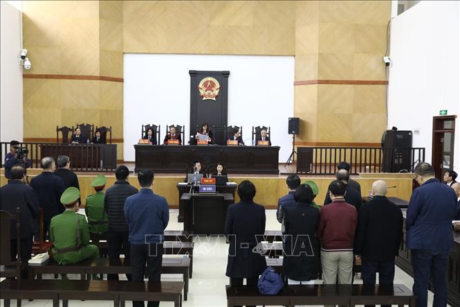 C&aacute;c bị c&aacute;o nghe t&ograve;a tuy&ecirc;n &aacute;n. Ảnh: Văn Điệp/TTXVN