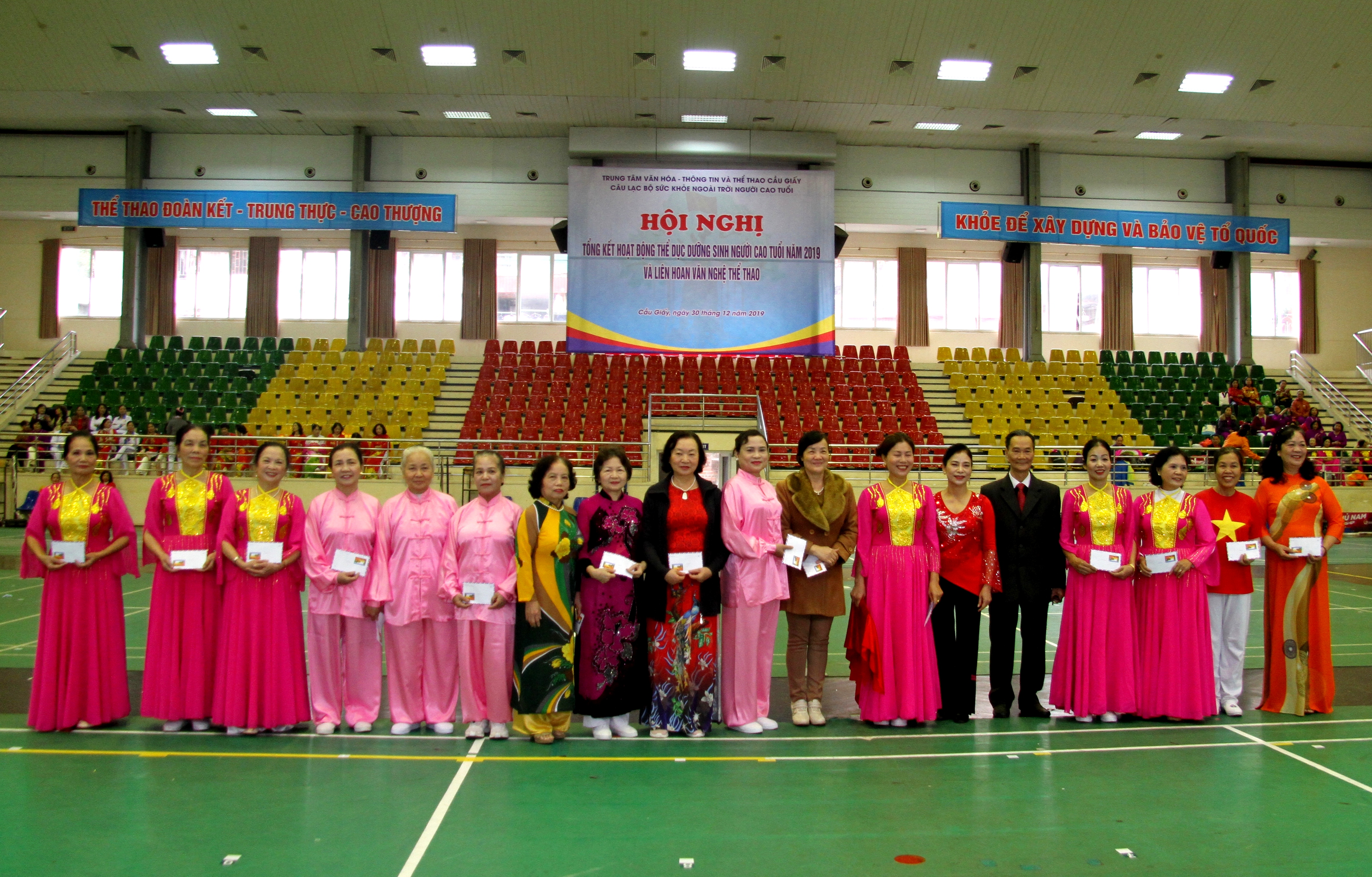 Khen thưởng c&aacute;c tập thể, c&aacute; nh&acirc;n xuất sắc