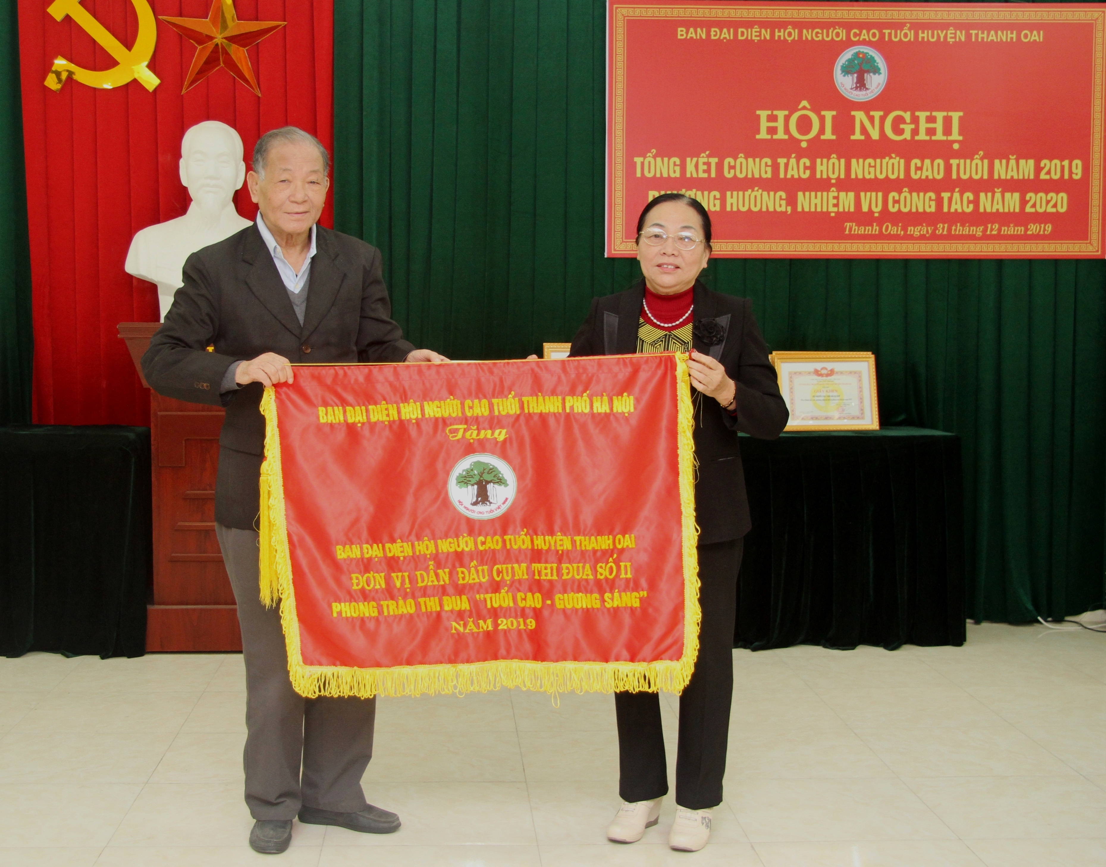 &Ocirc;ng Phạm Văn Ngọc trao Cờ đơn vị xuất sắc dẫn đầu Cụm thi đua cho Hội NCT huyện Thanh Oai