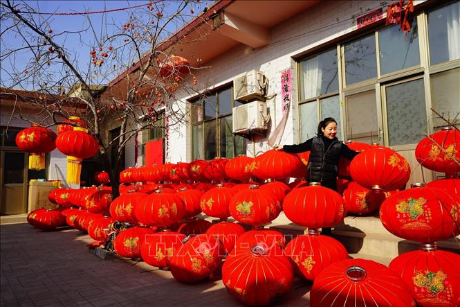 Người d&acirc;n l&agrave;m đ&egrave;n lồng ch&agrave;o Năm mới tại tỉnh H&agrave; Bắc, Trung Quốc. Ảnh: THX/TTXVN