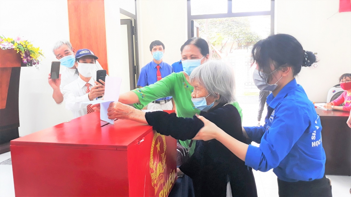  Cụ hà Thị Mý 109 tuổi, ở phường Phú Diễn 15 lần đi bầu cử Quốc hội