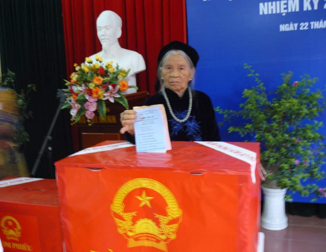  Cụ hà Thị Mý 99 tuổi đi bầu cử Đại biểu Quóc hội khóa XIII năm 2011