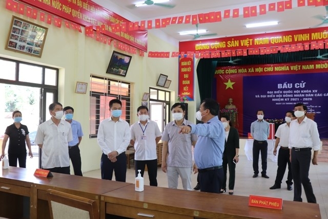  Ông NGuyễn Văn Phong Phó Bí thư thành ủy đi kiểm tra công tác bầu cử ở Phú Xuyên