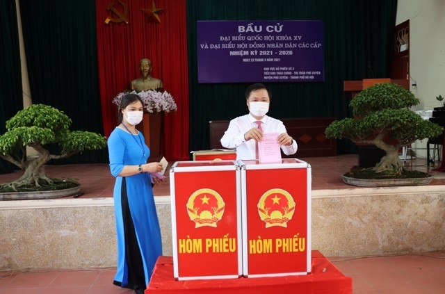  lãnh đạo Huyenj ủy, UBND huyện Phsu Xuyên tham gia ngày bầu cử