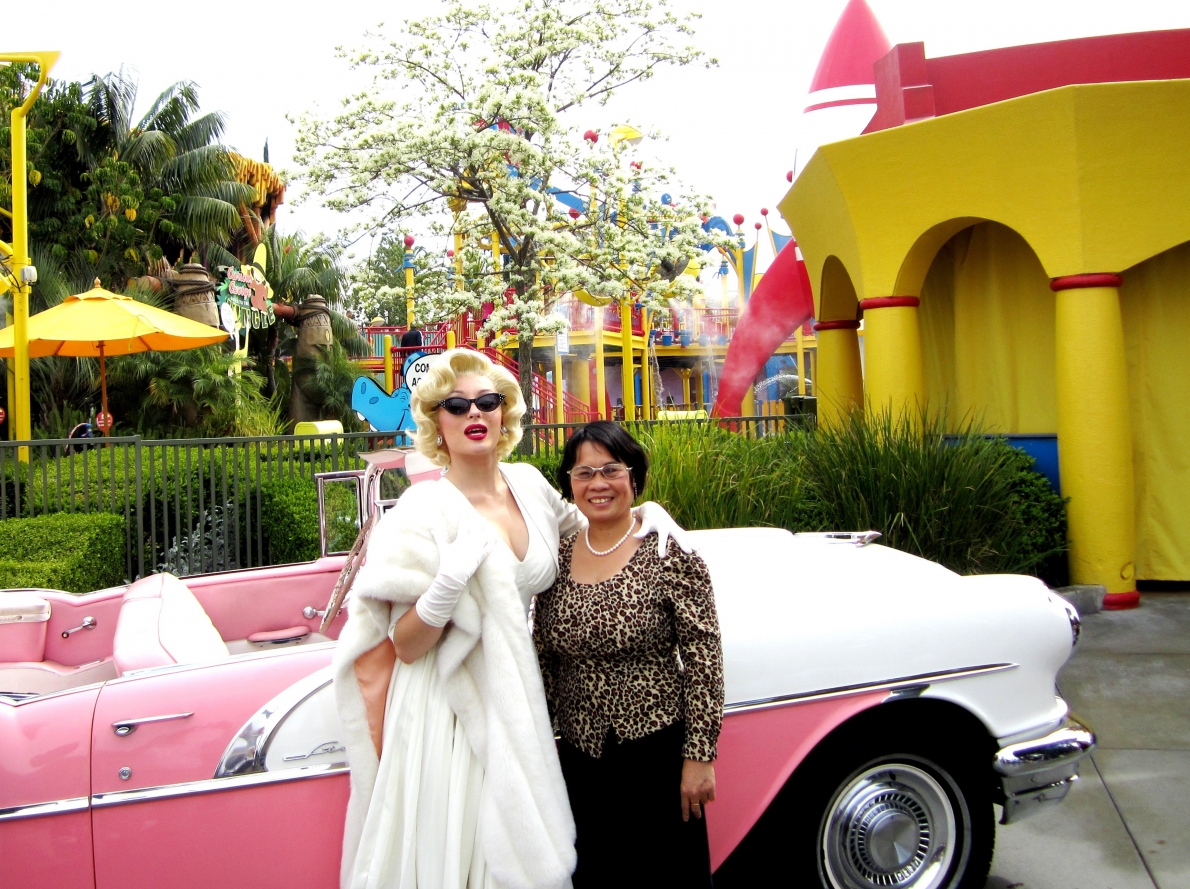 Tác giả chụp ảnh cùng người đóng thế Marilyn Monroe