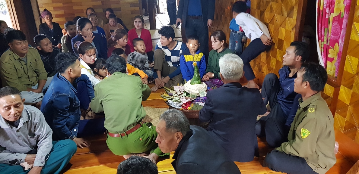 Độc đáo lễ buộc chỉ cổ tay cầu may của người Khùa