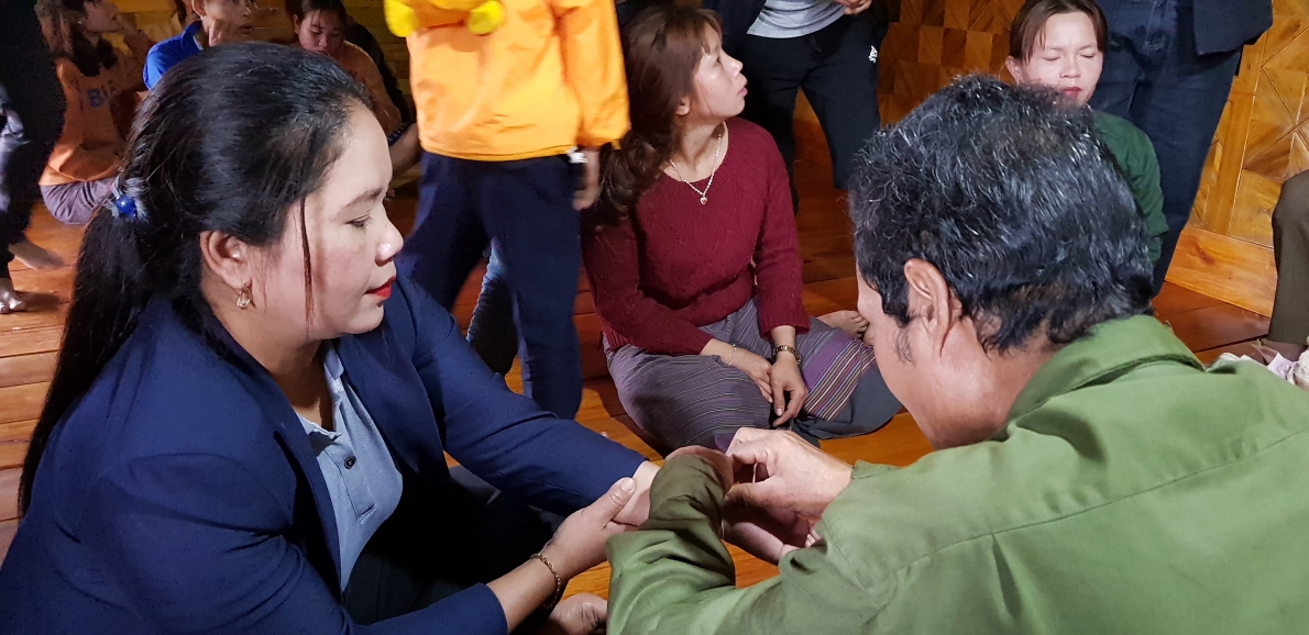 Độc đáo lễ buộc chỉ cổ tay cầu may của người Khùa