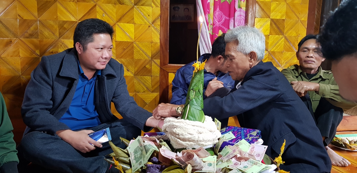 Độc đáo lễ buộc chỉ cổ tay cầu may của người Khùa