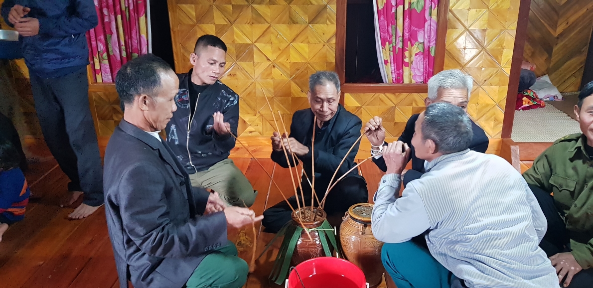 Độc đáo lễ buộc chỉ cổ tay cầu may của người Khùa