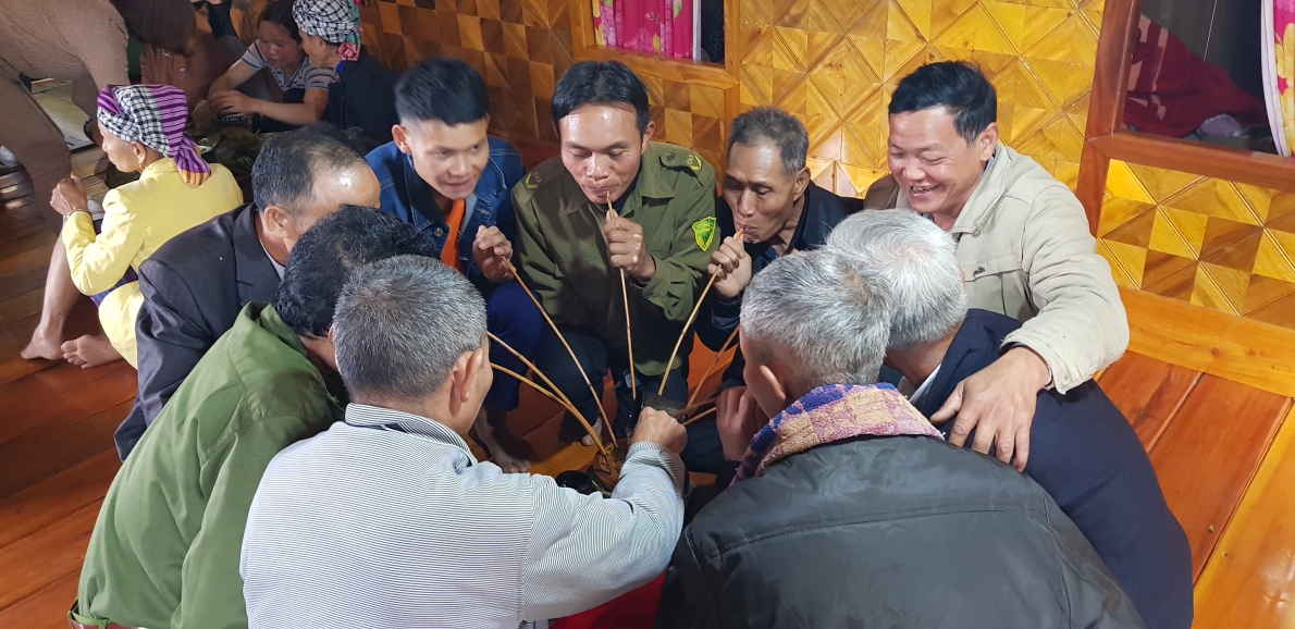 Độc đáo lễ buộc chỉ cổ tay cầu may của người Khùa