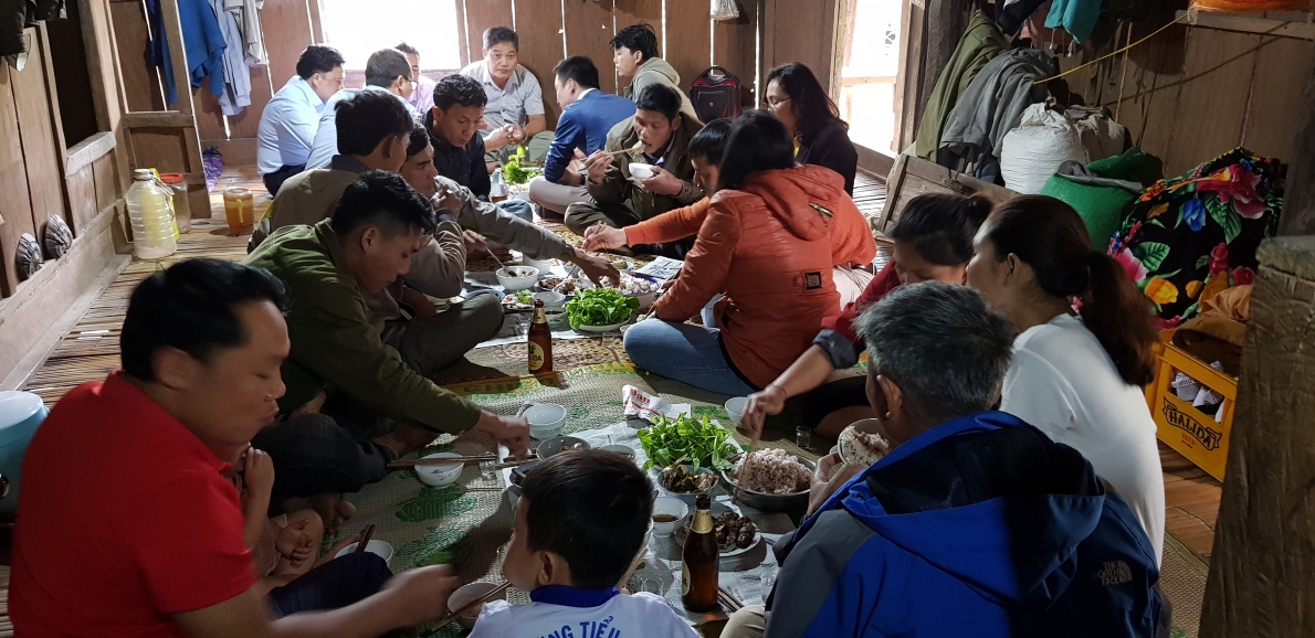 Độc đáo lễ buộc chỉ cổ tay cầu may của người Khùa