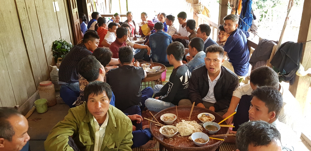 Độc đáo lễ buộc chỉ cổ tay cầu may của người Khùa