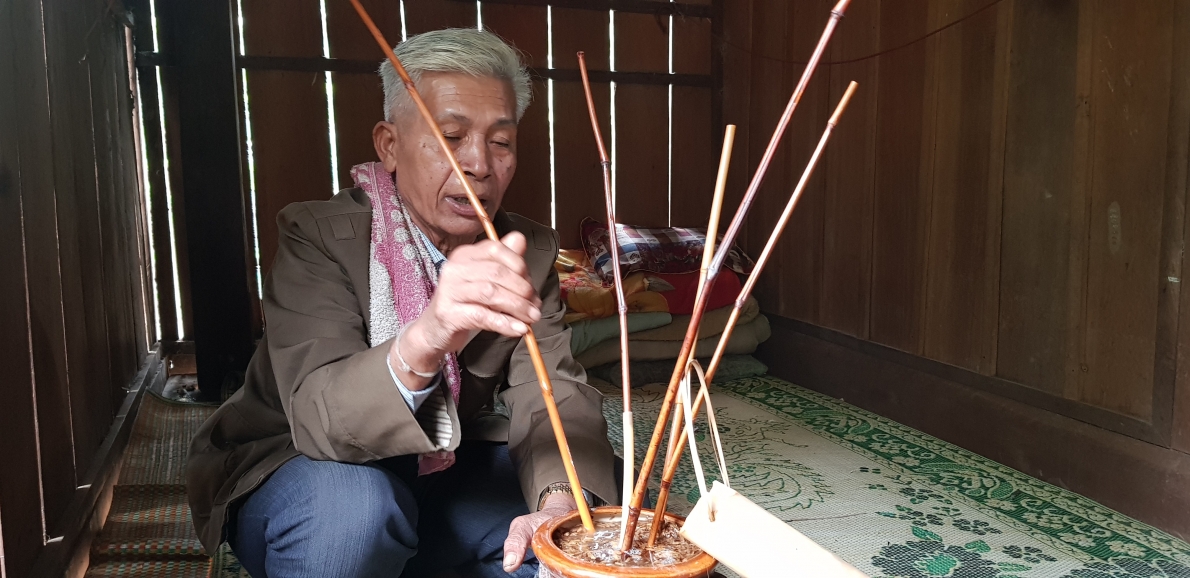 Độc đáo lễ buộc chỉ cổ tay cầu may của người Khùa