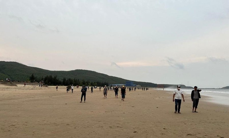 Quảng Bình: Học sinh lớp 8 rủ nhau đi tắm biển, 1 em bị sóng cuốn trôi mất tích