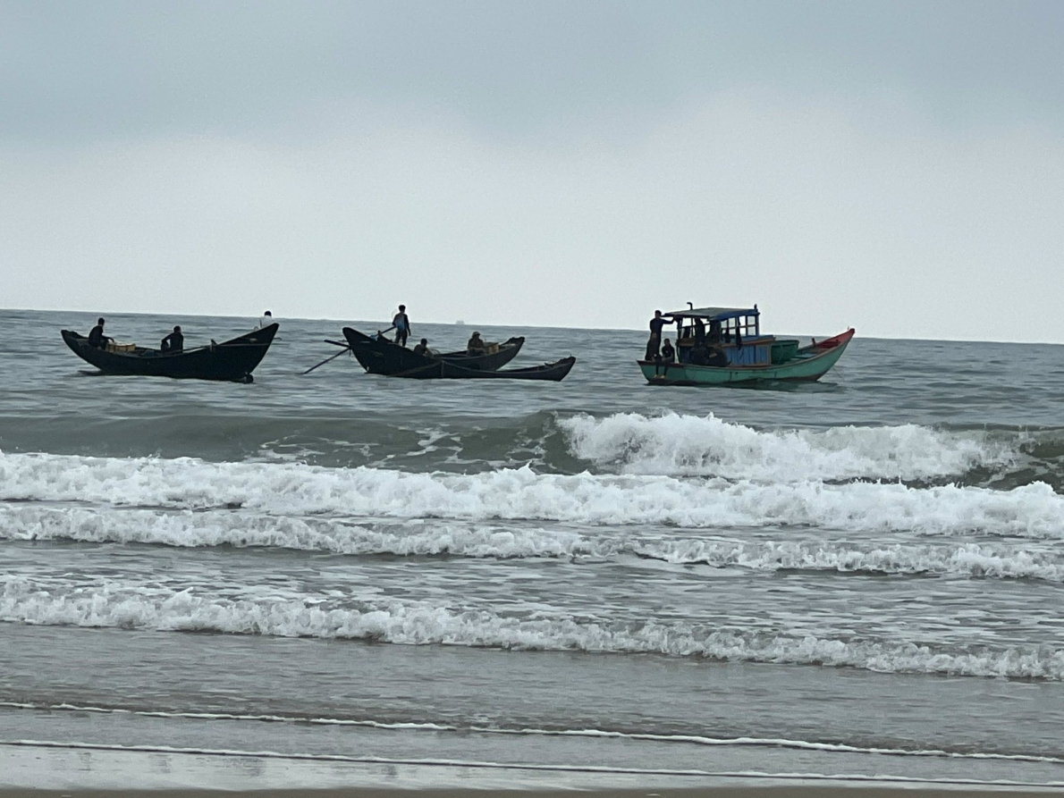 Quảng Bình: Học sinh lớp 8 rủ nhau đi tắm biển, 1 em bị sóng cuốn trôi mất tích