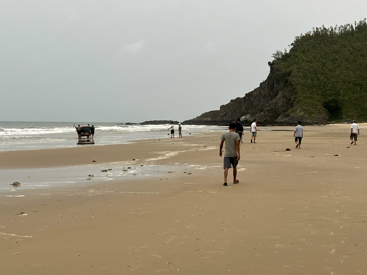 Quảng Bình: Học sinh lớp 8 rủ nhau đi tắm biển, 1 em bị sóng cuốn trôi mất tích