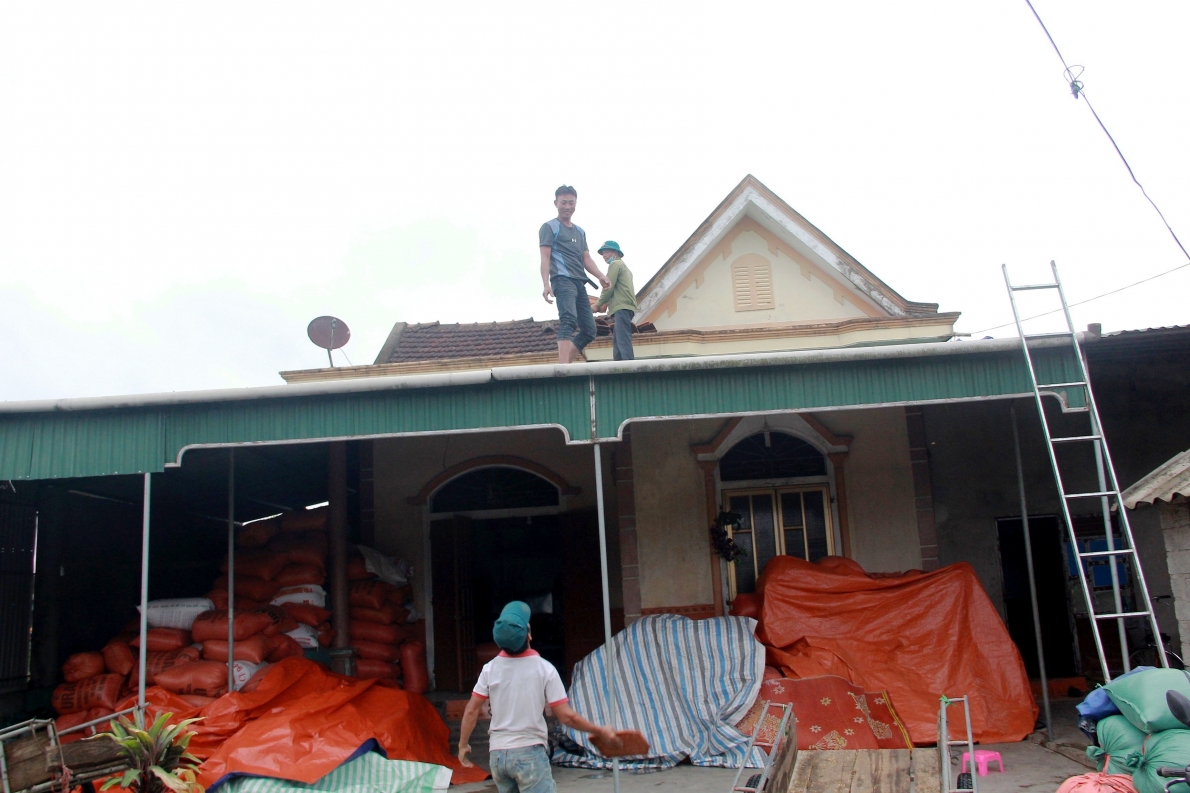 Hà Tĩnh: Trận gió xoáy trong đêm, hàng chục ngôi nhà bị tốc mái, nhiều cột điện bị gãy đổ